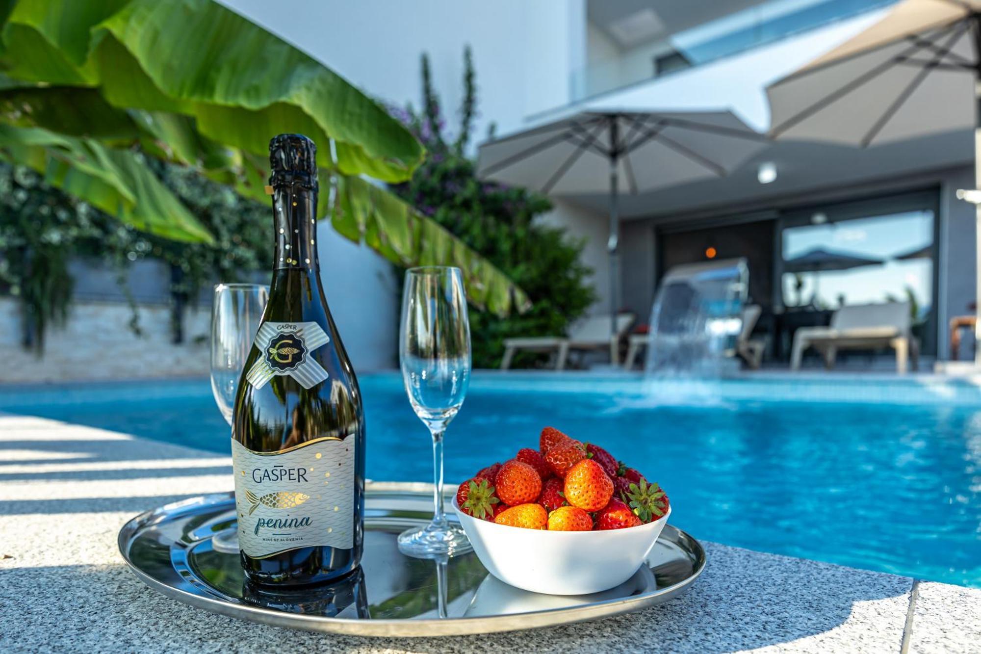Luxury Villas White Sails Пинезичи Экстерьер фото